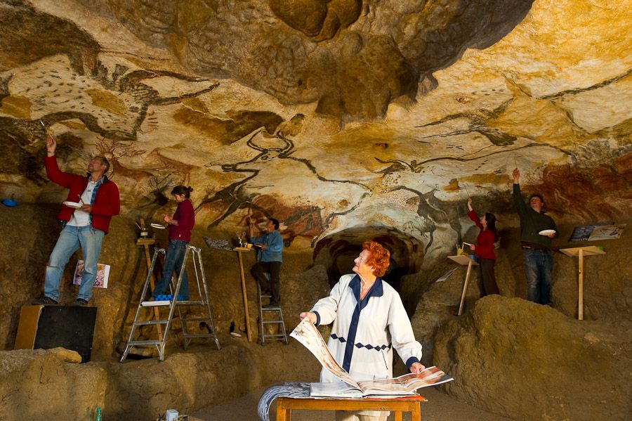 Monique Peytral et son équipe peignant la voûte de Lascaux II