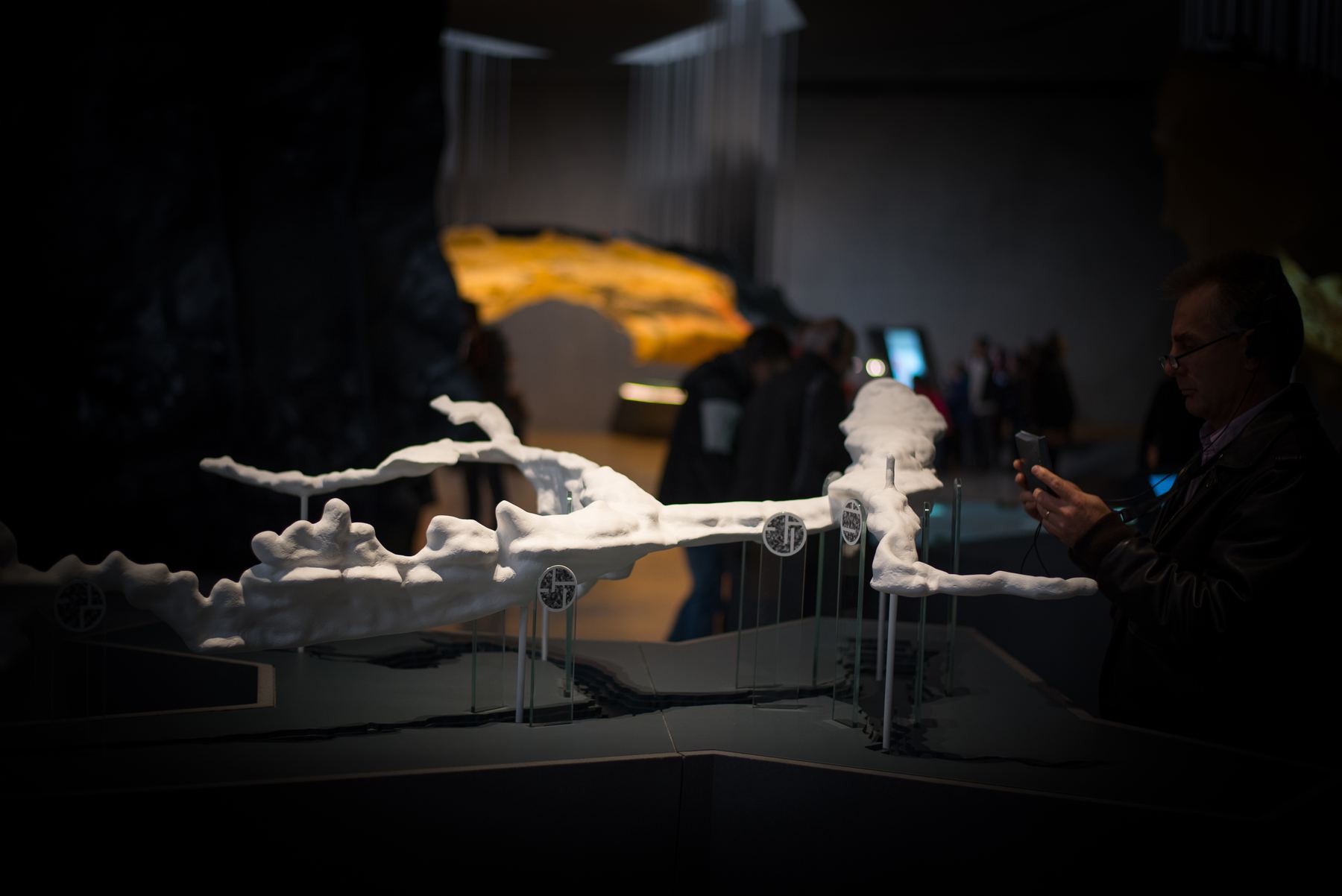 Maquette blanche de la grotte à l’atelier
