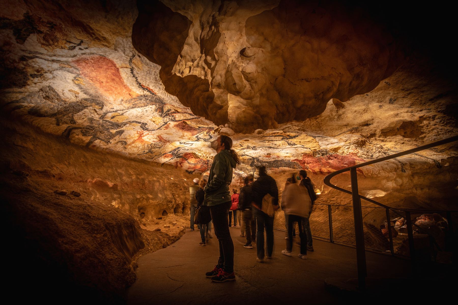 Des visiteurs dans la réplique intégrale de la grotte