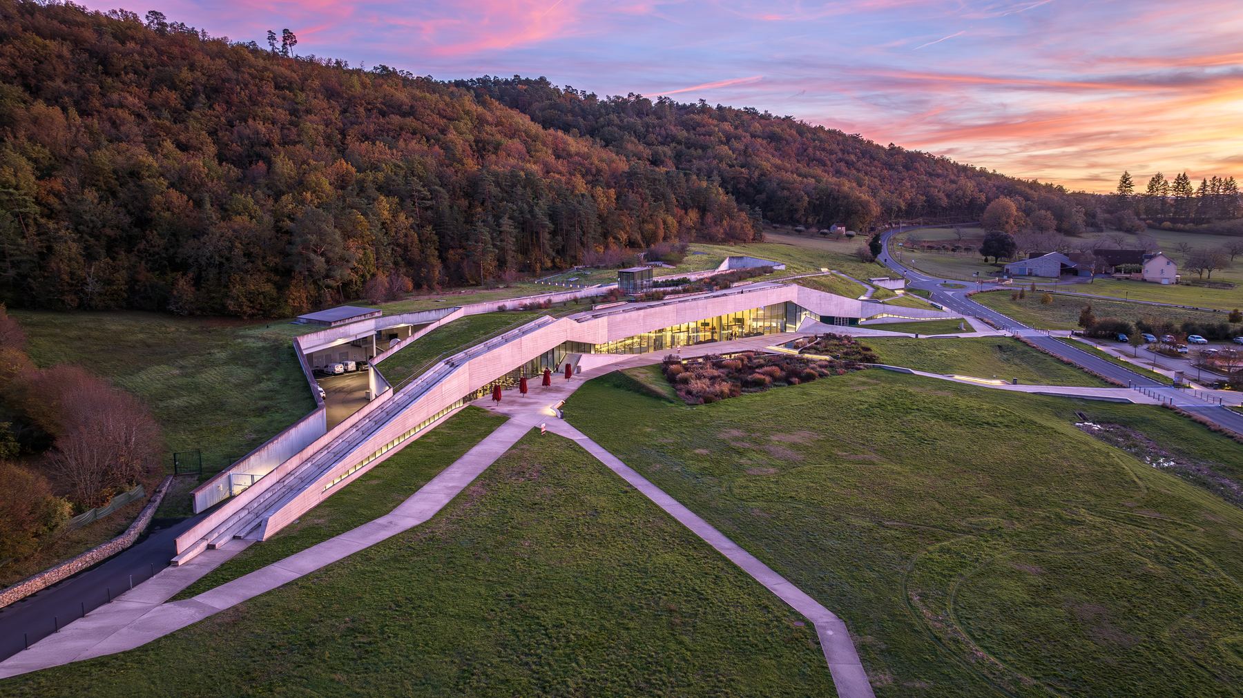 Vue aérienne du Centre international de l’art pariétal, à Montignac