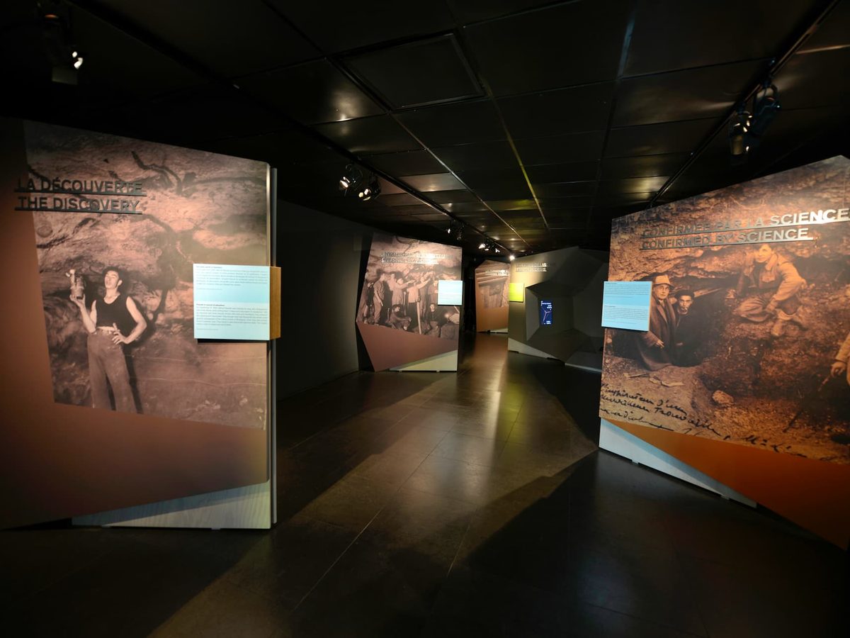 The exhibition design at Cap Sciences: printed partitions present the cave’s discovery and the scientific campaigns. © Pierre Baudier